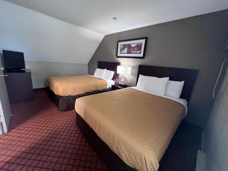 Queen Suite with One Queen Bed and Two Double Beds - Non Smoking image 3