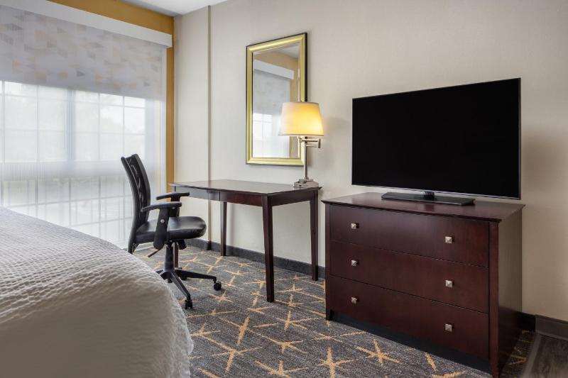 Standard King Room image 2