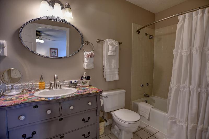 Queen Room with Twin Bed image 2