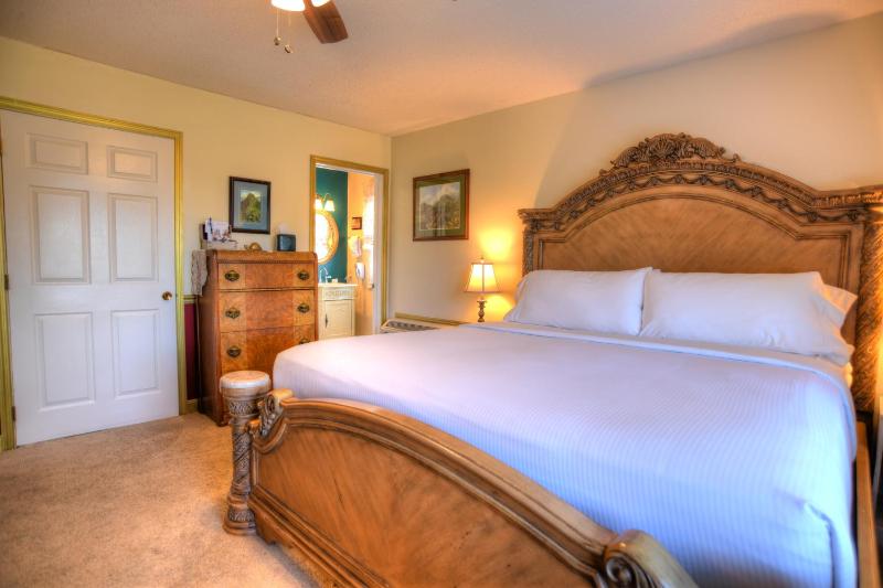 Queen Room image 3