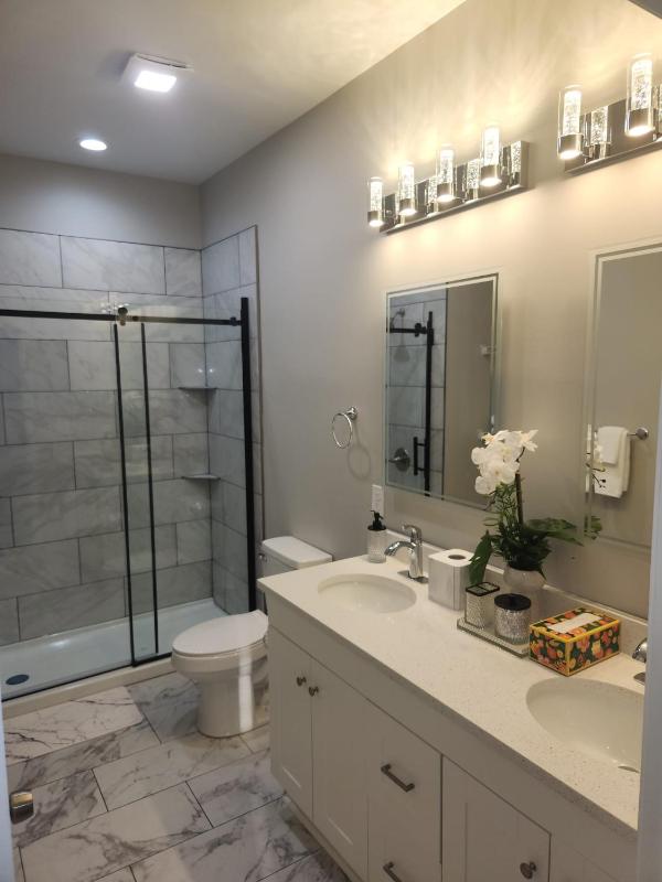 3 Cozy Bedrooms Near Lucas Oil Stadium - image 9