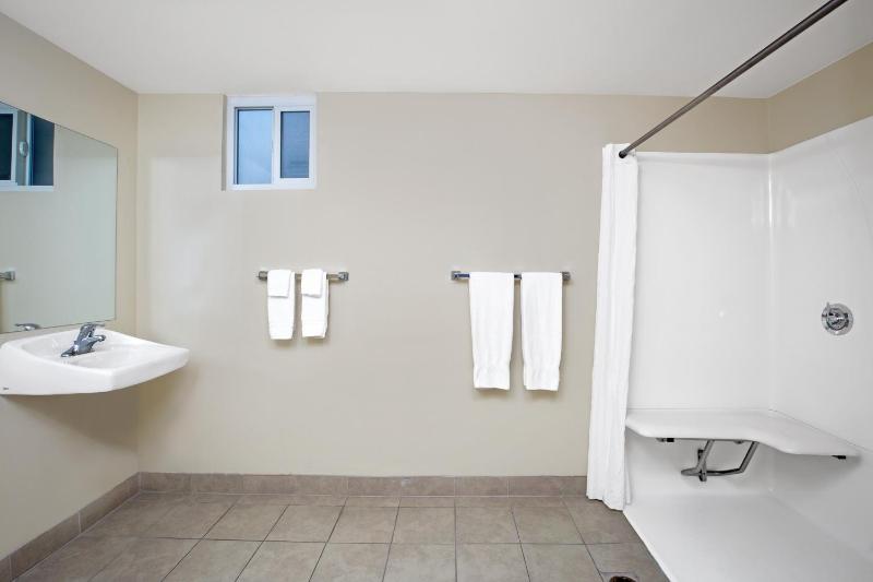 Super 8 by Wyndham Los Angeles-Culver City Area - image 2