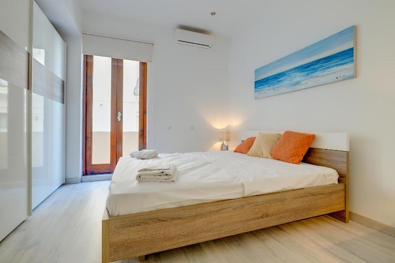 Stylish 2BR Apart Steps Away from the Beach - image 11