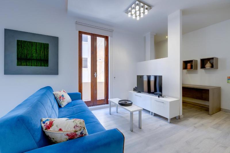 Stylish 2BR Apart Steps Away from the Beach - image 2