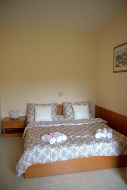 One-Bedroom Apartment with Balcony and Sea View image 1