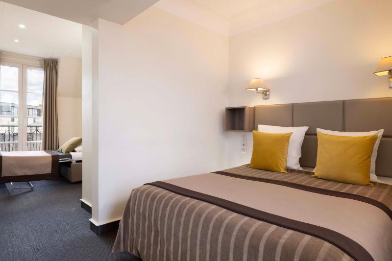 Triple Room with Tour Eiffel view image 3