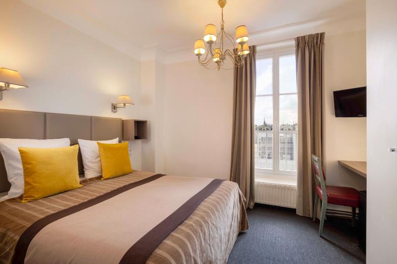 Triple Room with Tour Eiffel view image 4