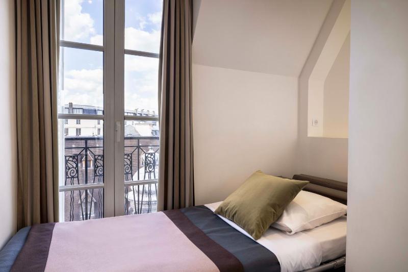 Triple Room with Tour Eiffel view image 2