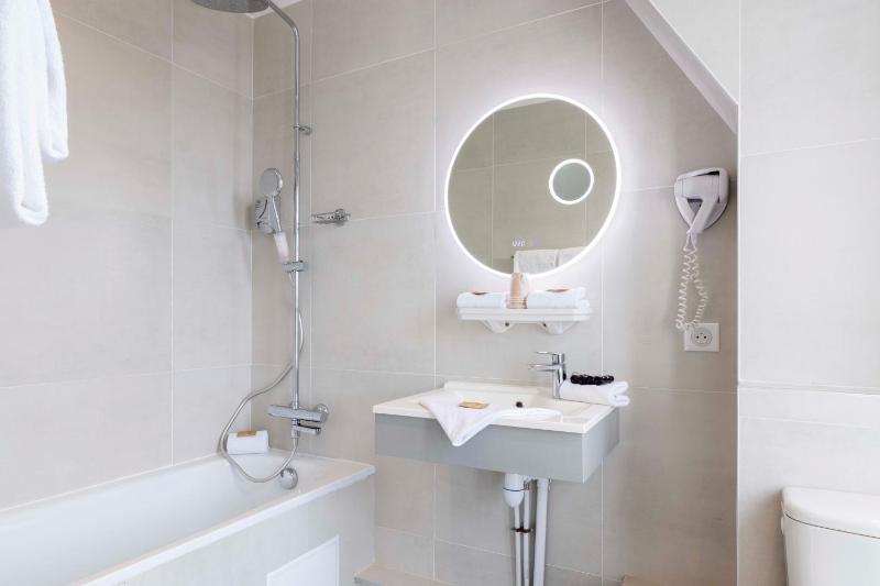 Quadruple Room with Tour Eiffel view image 3