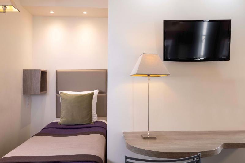 Quadruple Room with Tour Eiffel view image 4