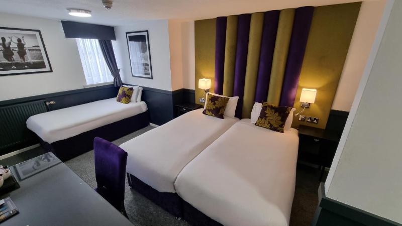 Standard Triple Room image 4