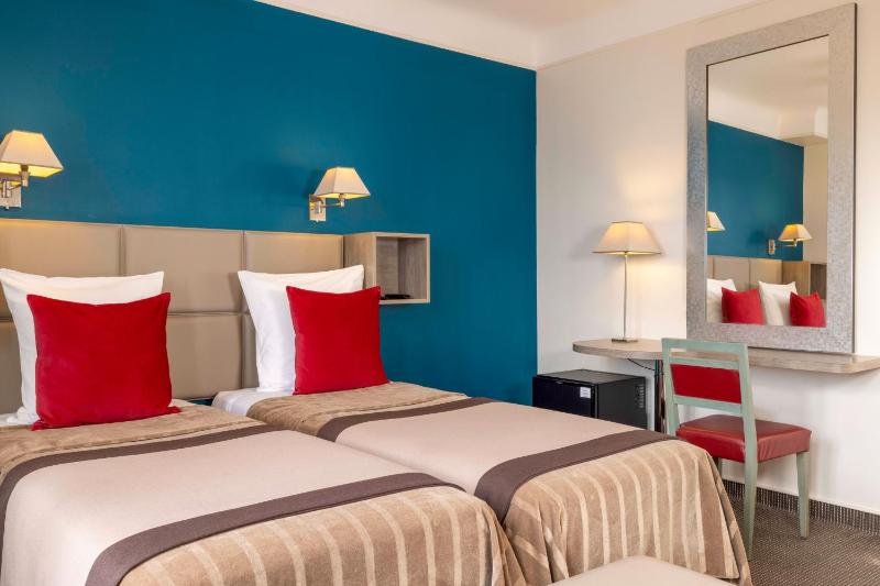 Superior Twin Room image 4