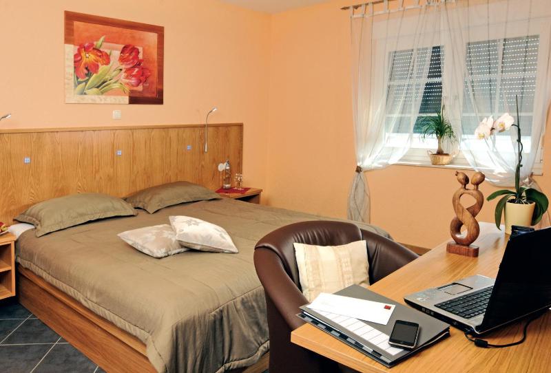 Deluxe Double Room image 4