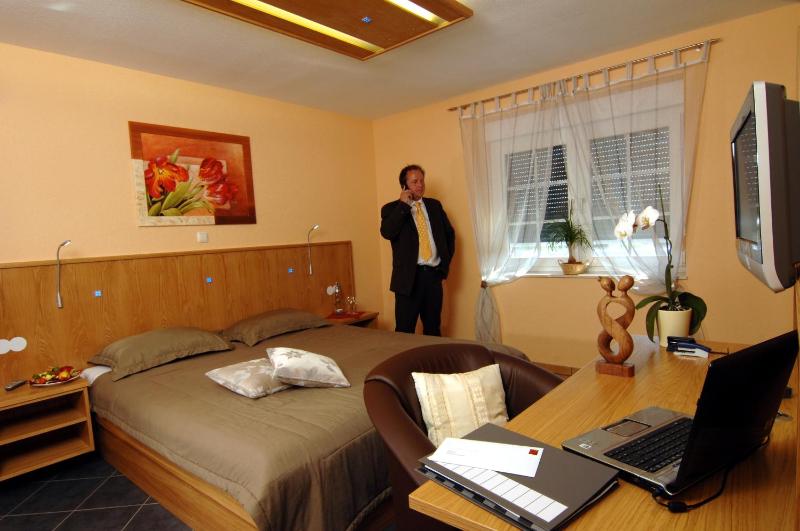 Deluxe Double Room image 3