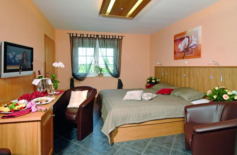 Deluxe Double Room image 2
