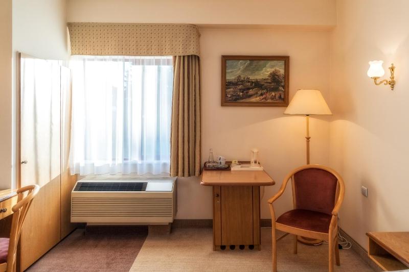 Economy Queen Room image 2