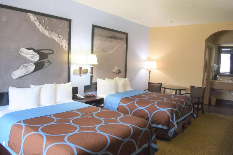 Super 8 by Wyndham Galveston - image 5