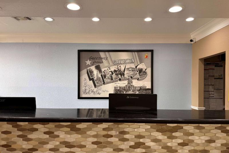Super 8 by Wyndham Galveston - image 25