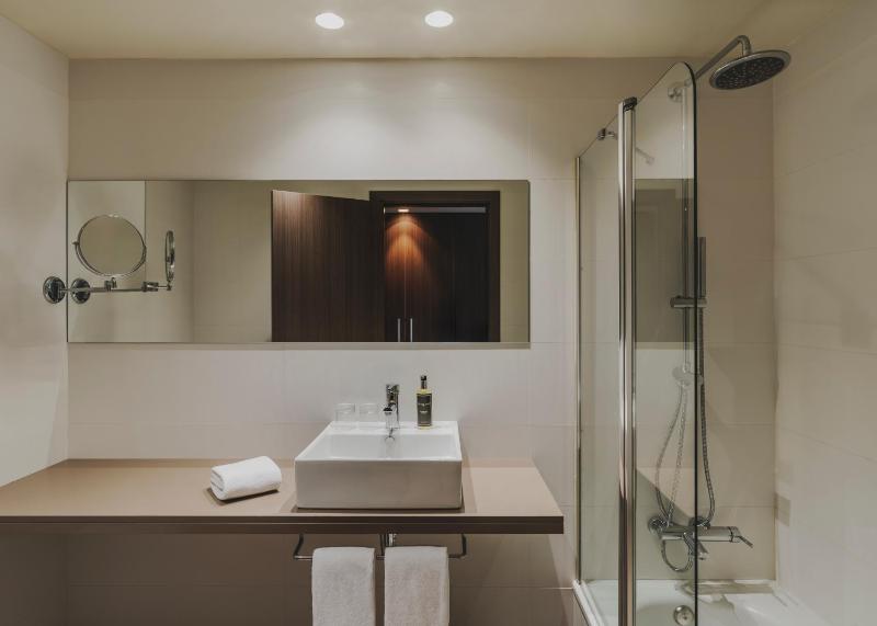 Double or Twin Room image 4