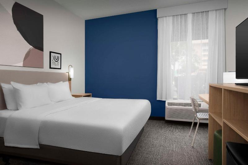 King Room with Roll-In Shower - Mobility Access image 3