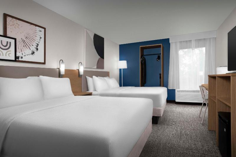 Queen Room with Two Queen Beds image 3