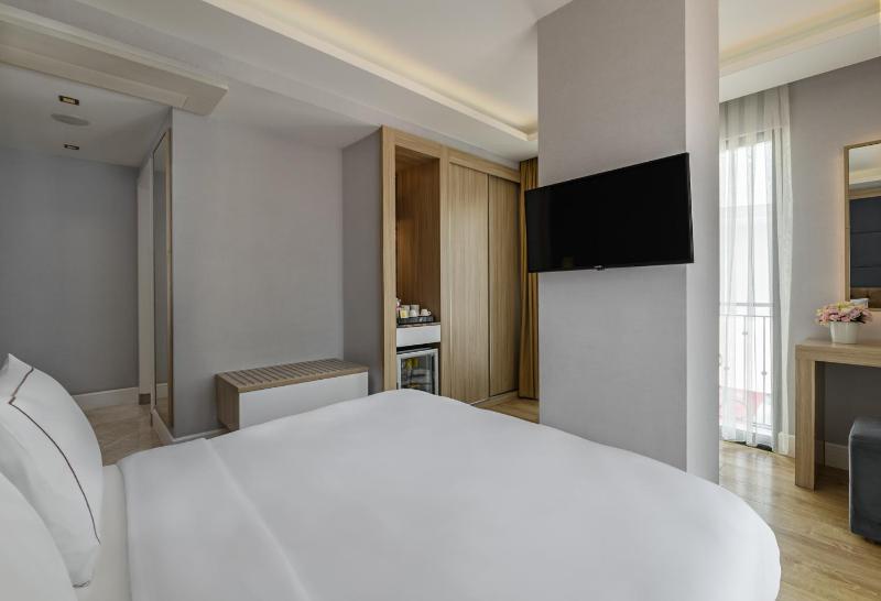 Corner Double Room image 3