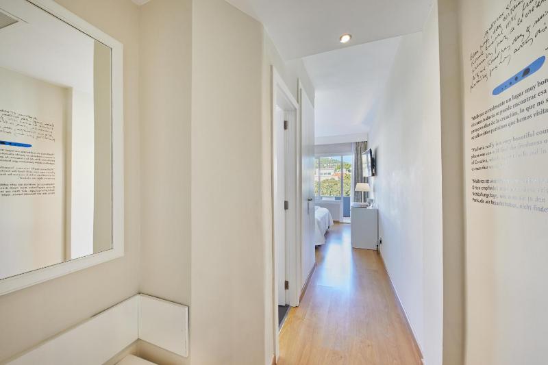Double or Twin Room with Balcony image 4