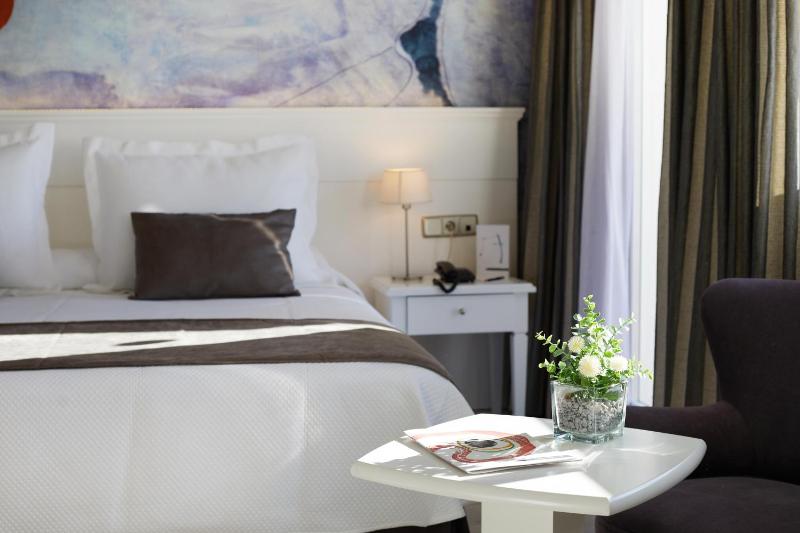 Deluxe Double or Twin Room with Sea View image 1