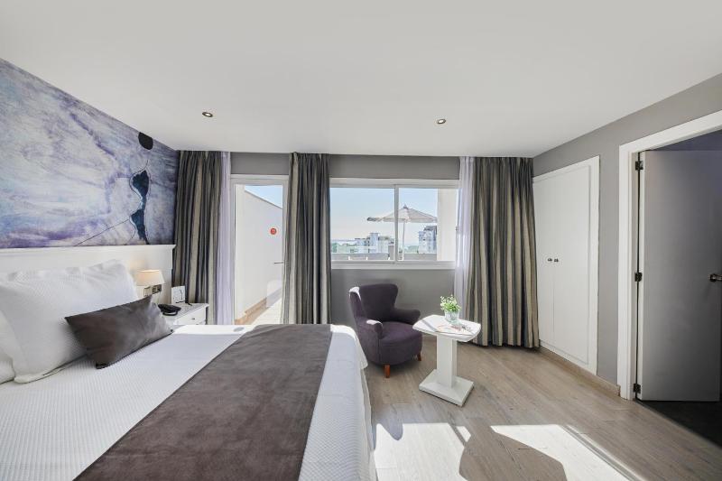 Deluxe Double or Twin Room with Sea View image 4