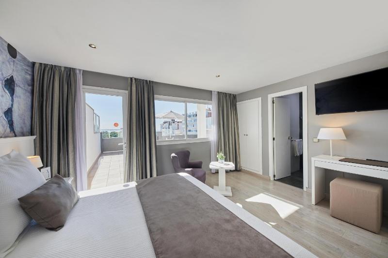 Deluxe Double or Twin Room with Sea View image 3