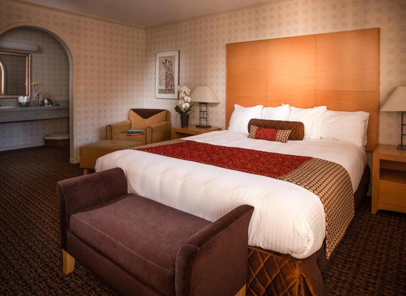 Queen Room image 2