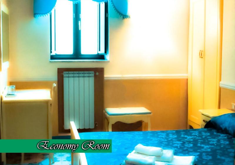 Economy Double Room image 3