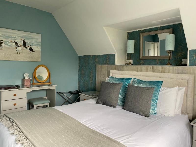 Superior King Room image 3