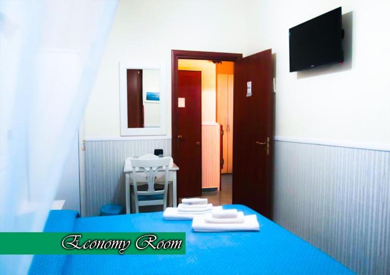Economy Double Room with Private External Bathroom image 3