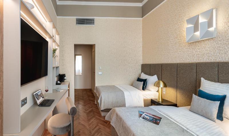 Deluxe Twin Room image 1