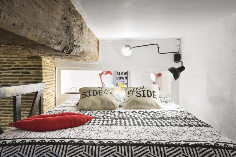 Studio with Balcony image 4