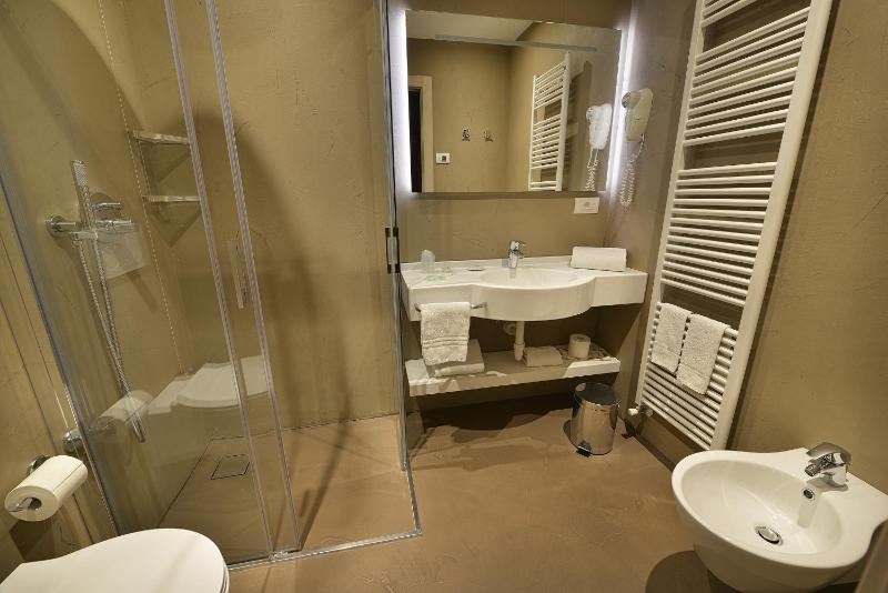 Economy Double Room image 3