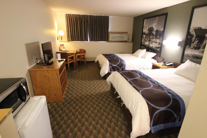Queen Room with Two Queen Beds - Non-Smoking image 4