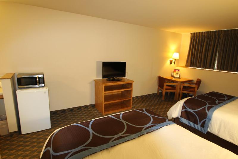 Queen Room with Two Queen Beds - Non-Smoking image 3
