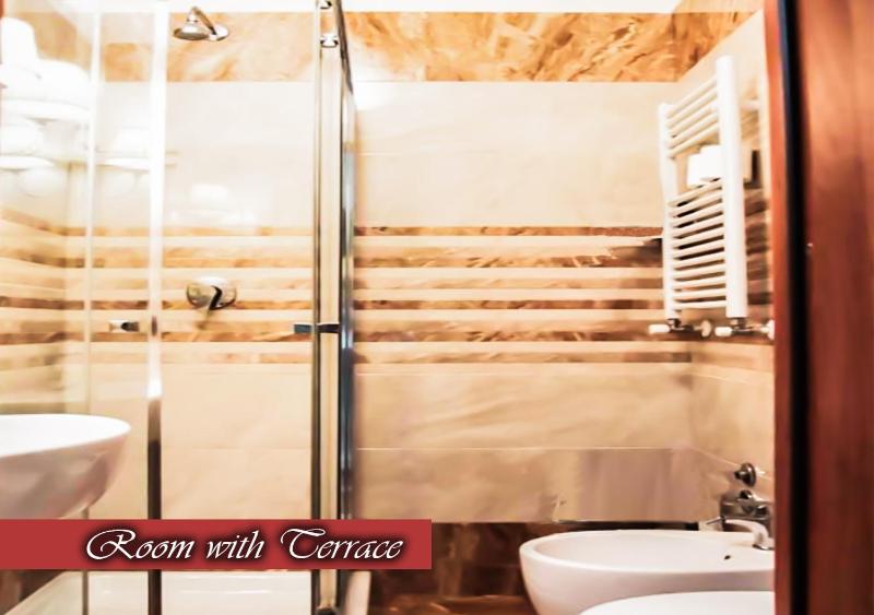 Deluxe Single Room with Terrace image 4