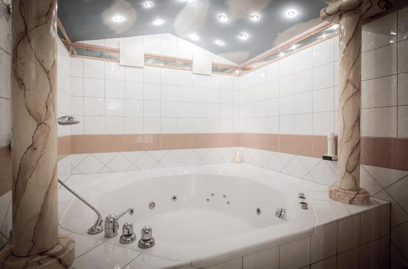 Honeymoon Suite image 3