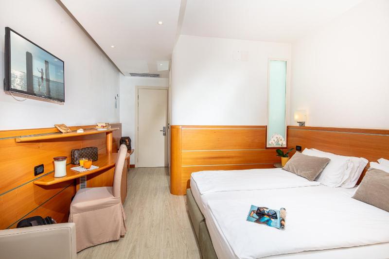 Classic Double Room image 3