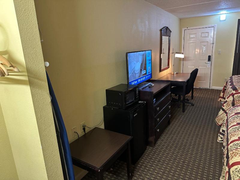 Queen Room with Two Queen Beds image 2