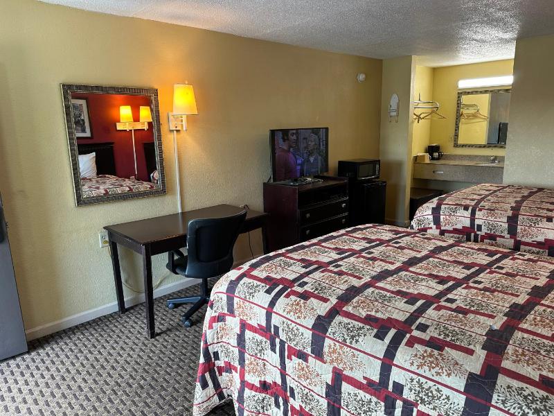 Double Room with Two Double Beds - Smoking image 4