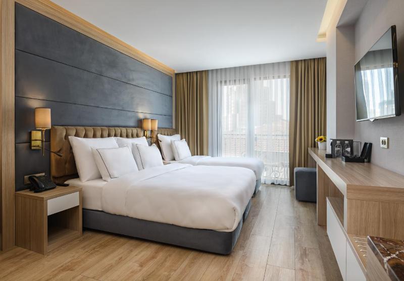 Deluxe Triple Room image 1