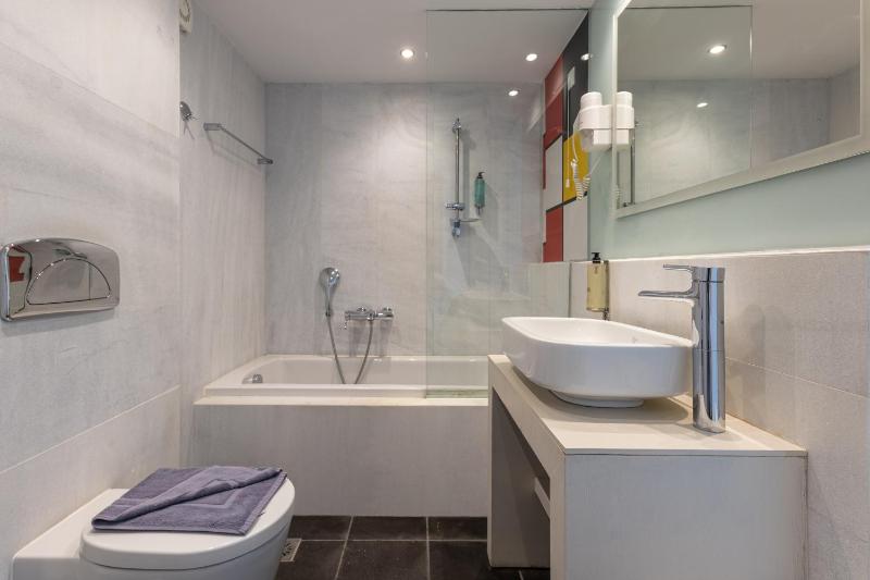 Double or Twin Room with Garden View image 3