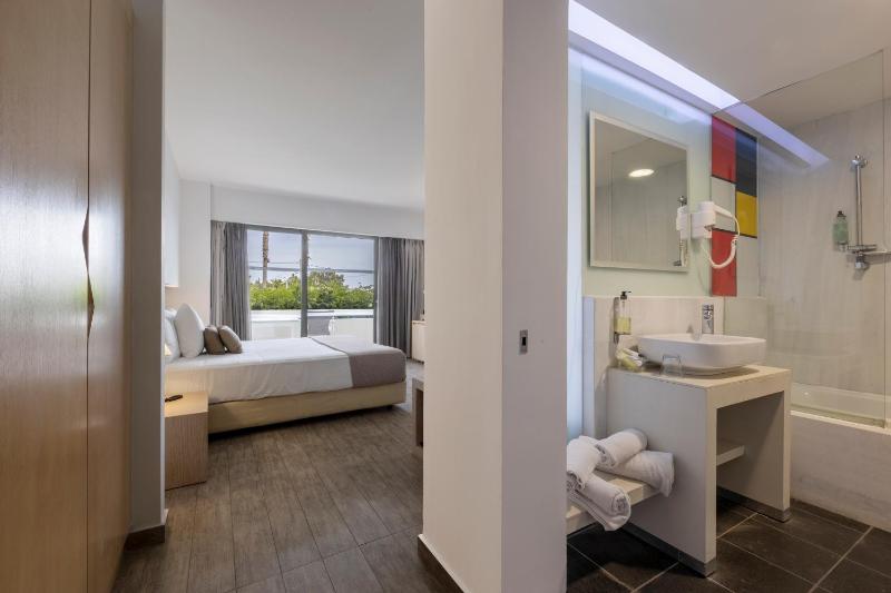 Double or Twin Room with Garden View image 4