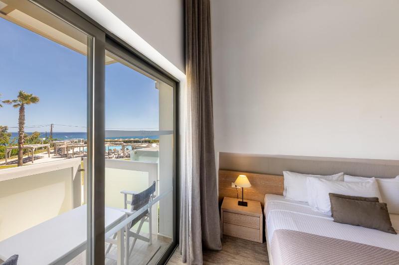 Double or Twin Room with Sea View image 3