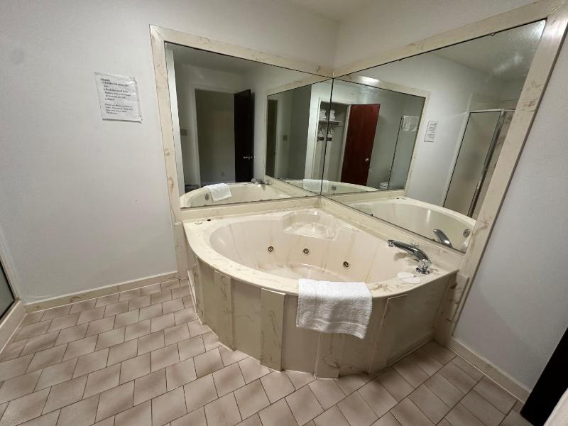 King Suite with Spa Bath image 1