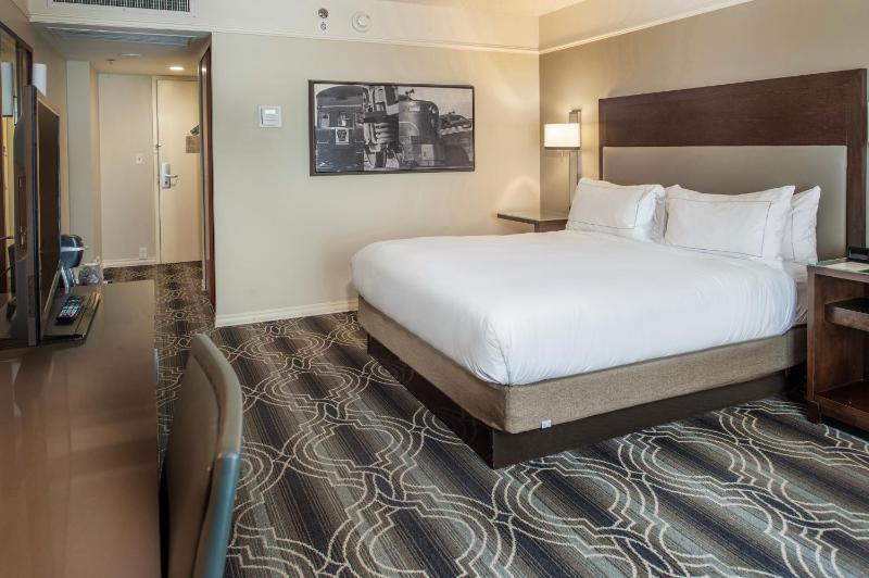 Deluxe King Room image 3